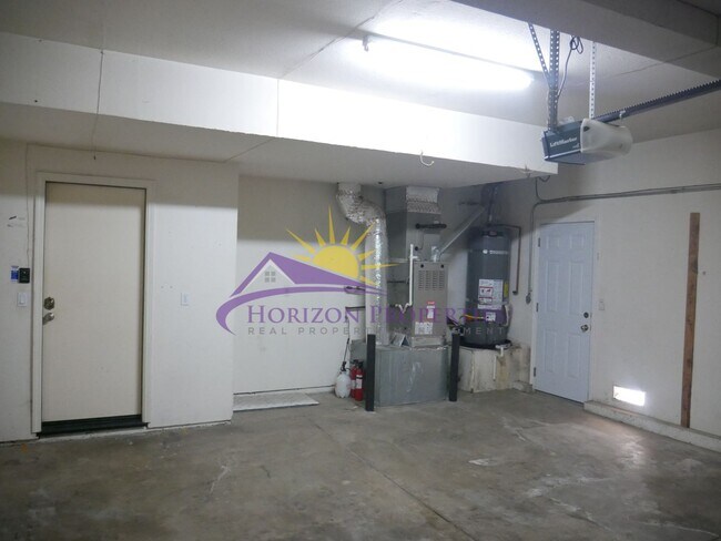 Building Photo - Unique 3 Bed 2.5 Bath 1,971sqft Single Fam...