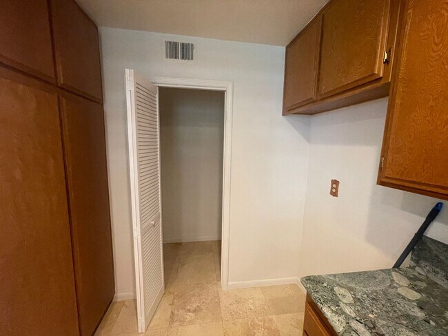 Building Photo - Bright and Spacious End-Unit Townhome in t...