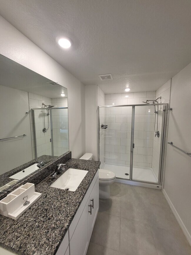 Building Photo - Available Now : Charming 3 Bed, 2 Bath Townhome in a Prime Location