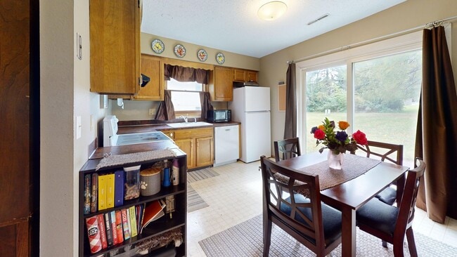 Building Photo - Attached Garage - Spacious 2 bedrooms