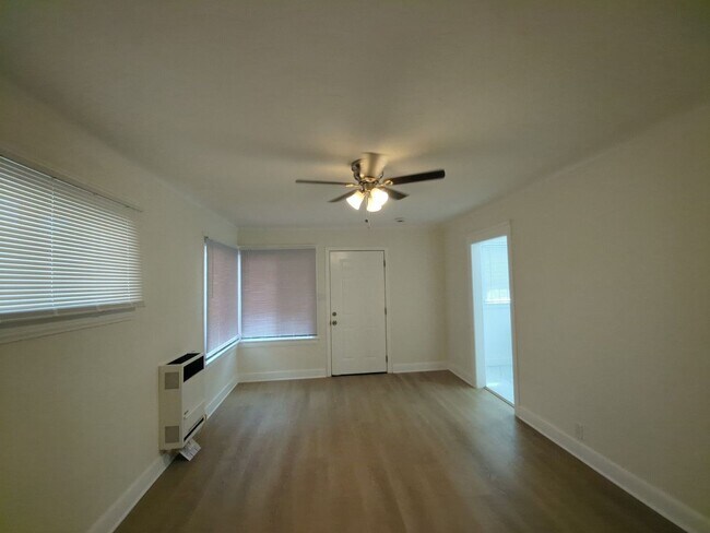 Building Photo - 4215-4217 S Budlong Ave