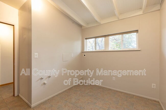 Building Photo - 4690 Sioux Dr
