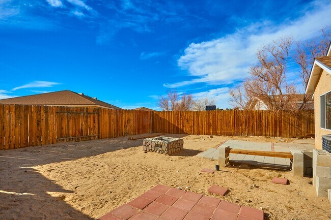 Building Photo - 3 BEDROOM BARSTOW HOME