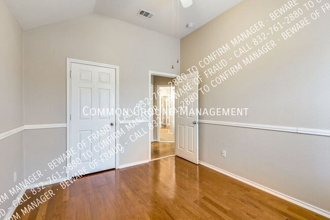 Building Photo - 815 Hickory St