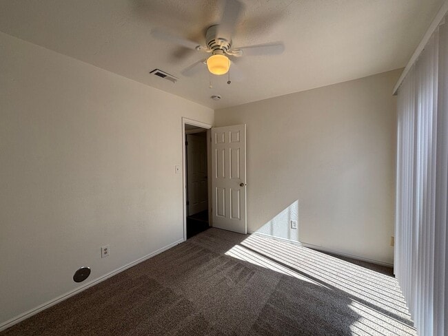 Building Photo - SPACIOUS 3 BEDROOM TOWNHOME FOR RENT IN DO...