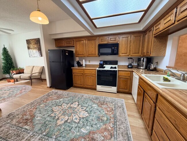 Building Photo - 7904 Shelter Island Way
