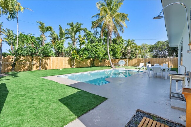 Building Photo - 10801 Peachtree Dr