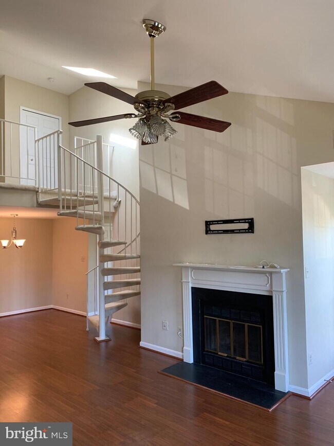 Building Photo - 6084B Essex House Square