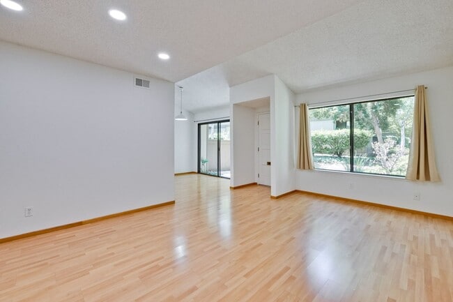 Building Photo - Beautifully Remodeled 3BR 2.5BA Townhouse in Great Community in Mountain View