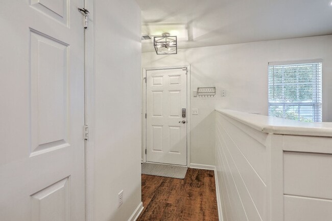 Building Photo - Charming 3-Bedroom Townhome in Summer Wood...