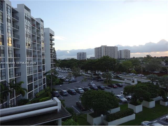 Building Photo - 800 Parkview Dr