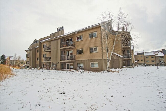 Building Photo - 2875 Village Dr