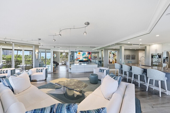Building Photo - 8111 Bay Colony Dr