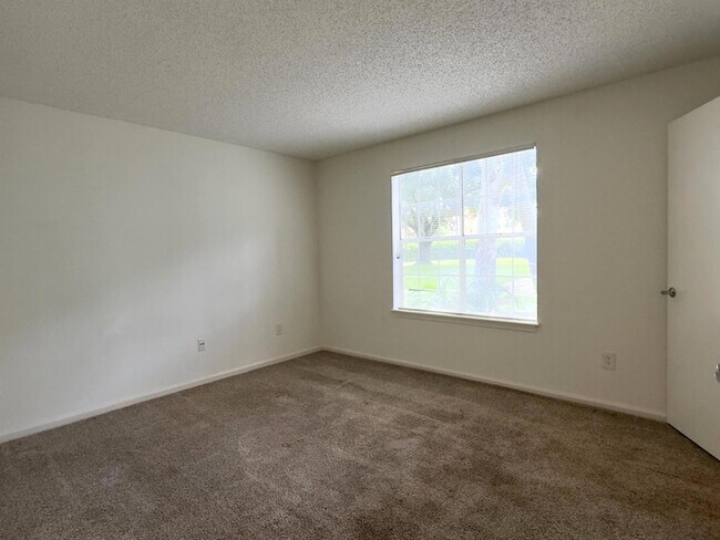 Building Photo - 1000 Crystal Way