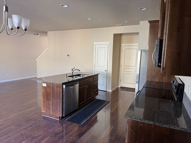 Building Photo - Amazing 3 bedroom home