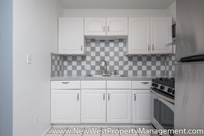 Building Photo - Charming Golden Hill 1-Bedroom, Available Now!