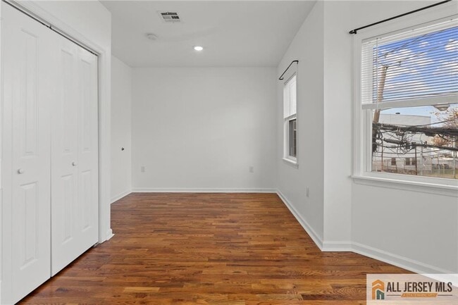 Building Photo - 362 1/2-362 New St