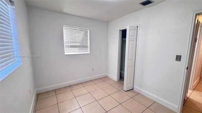 Building Photo - 1400 N 70th Way