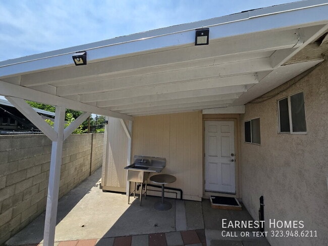 Building Photo - 9537 Rincon Ave