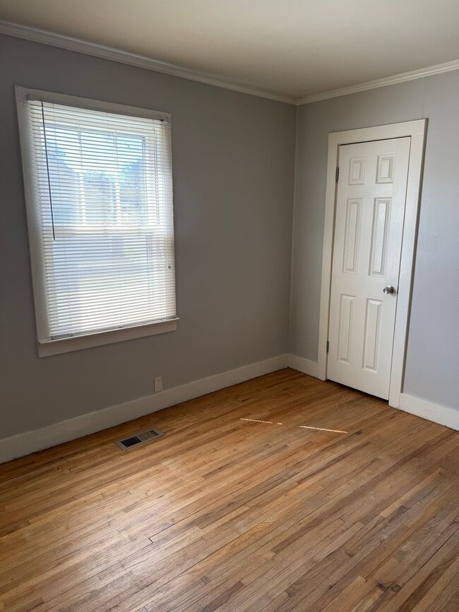 Building Photo - Adorable Cottage with detached garage Lebanon TN