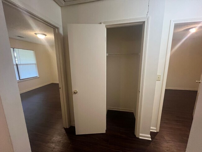 Building Photo - 2/1 Duplex in Northport
