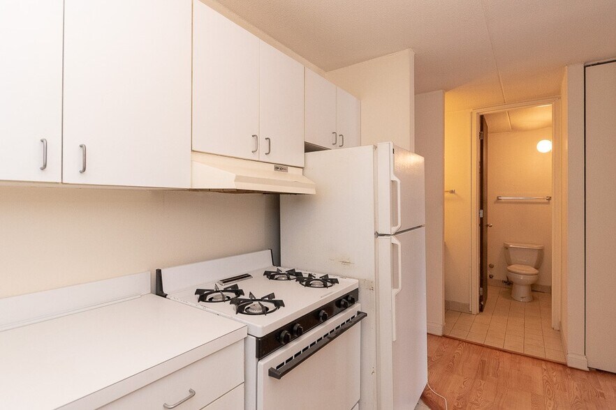 Building Photo - 629 W Wellington Ave