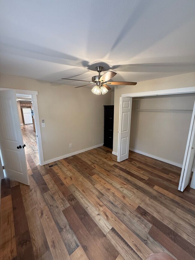 Building Photo - Updated 2 Bedroom, 1 Bath Home – Quiet Inside, Even Next to the Freeway