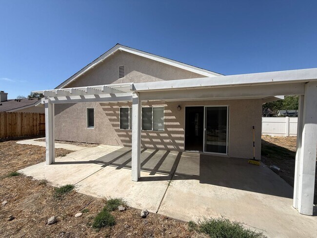 Building Photo - Remodeled Three Bedroom Two Bath in Hemet!