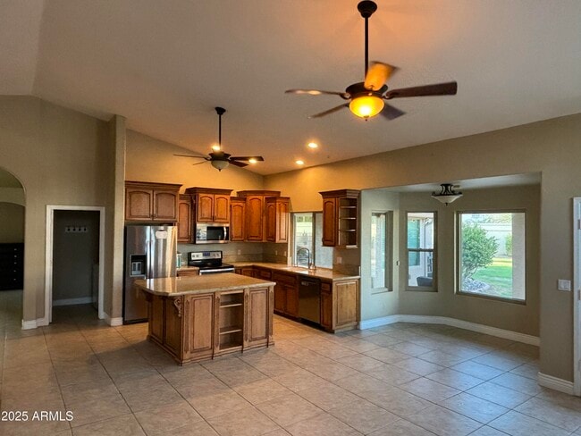 Building Photo - 9411 S Palm Dr