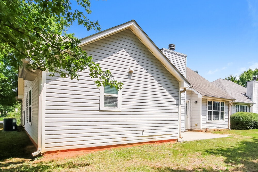 Building Photo - 1500 Logan Ln