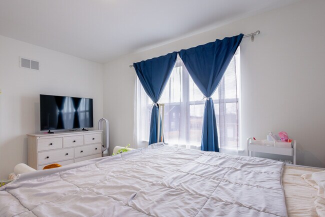 Building Photo - 1300 Kentwood Dr