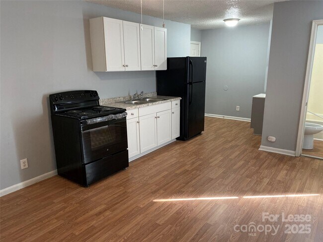 Building Photo - 3805 Miriam Dr