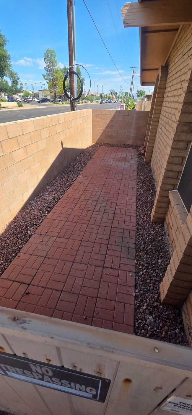 Building Photo - 1041 N Mesa Dr