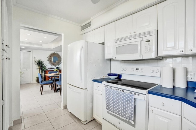 Building Photo - 132 Lakeshore Dr