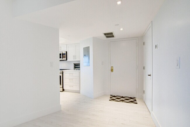 Building Photo - 4301 N Ocean Blvd
