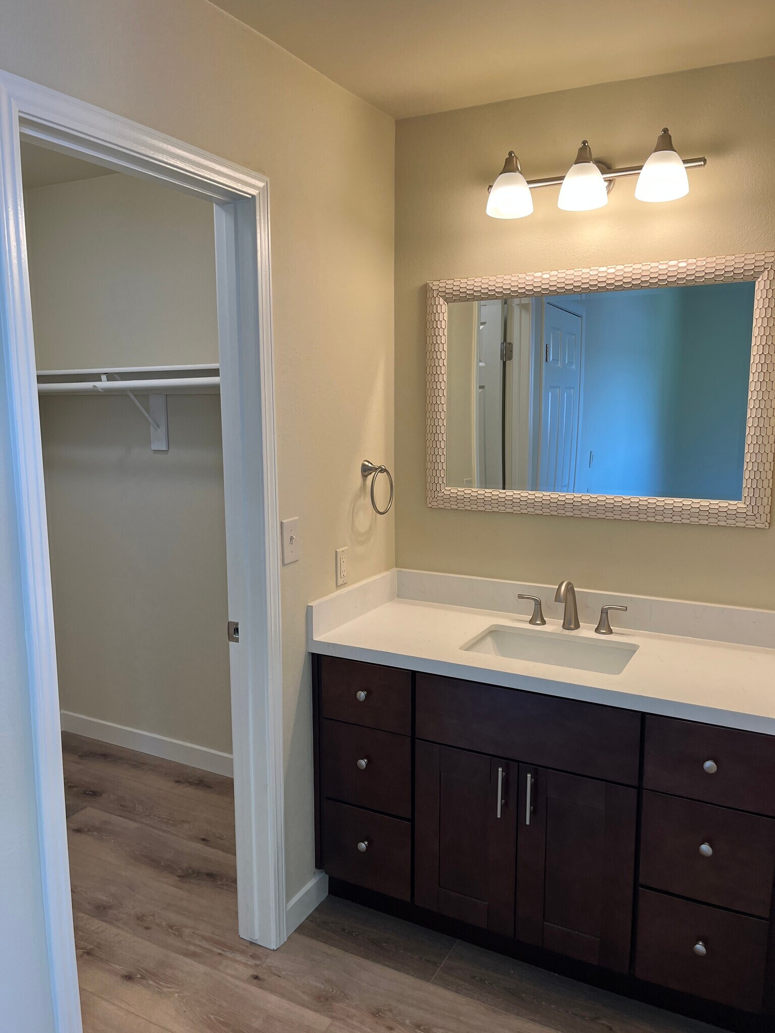 Building Photo - 550 W Lambert Rd