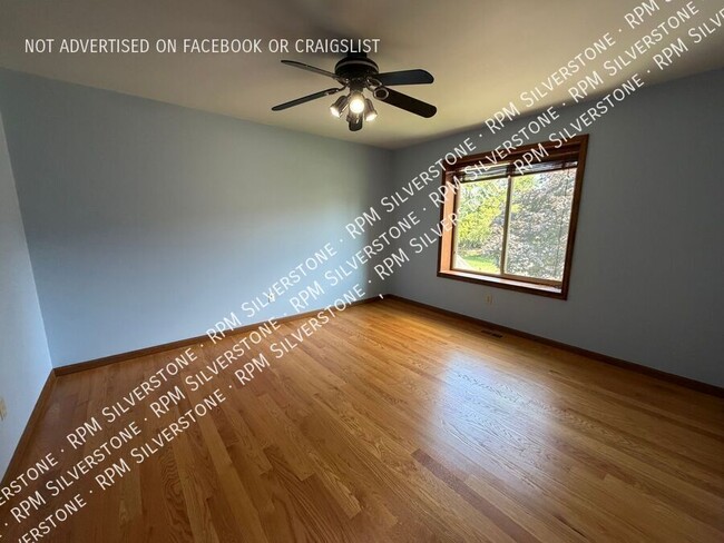 Building Photo - 869 Timberline Dr