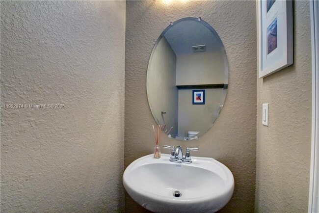 Building Photo - 256 SW 6th Ct