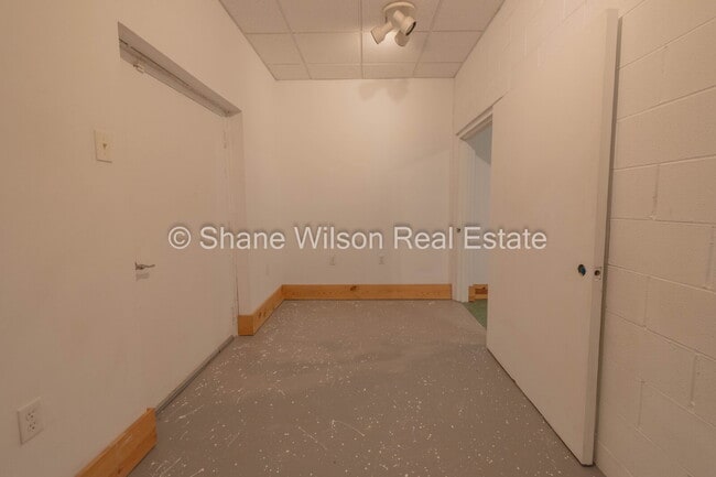 Building Photo - Commercial Property Ideal for Contractor t...
