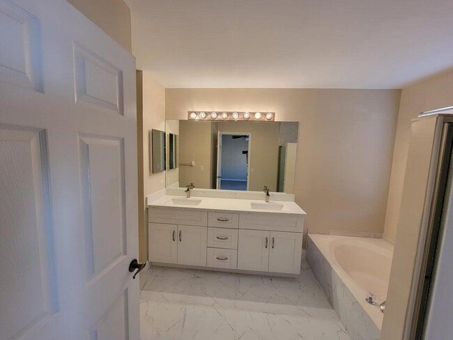 Building Photo - 23344 Sunview Way