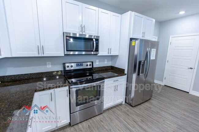 Building Photo - 2821 S Skyline Dr