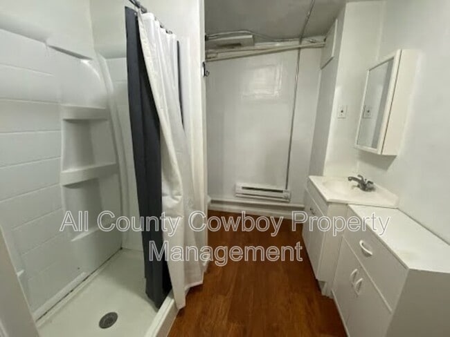 Building Photo - 566 N 9th St