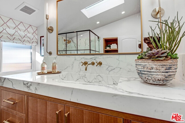 Building Photo - 6440 Rhea Ave