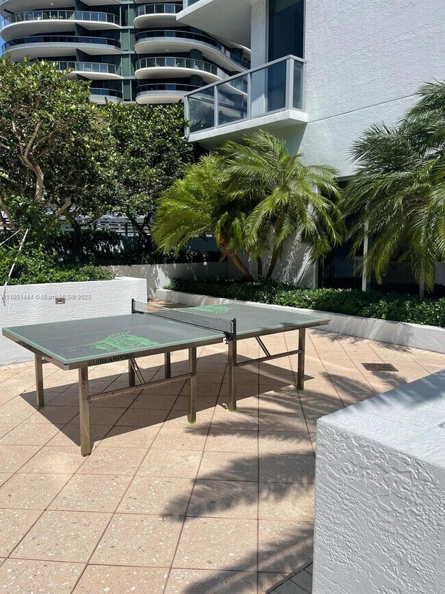 Building Photo - 1060 Brickell Ave