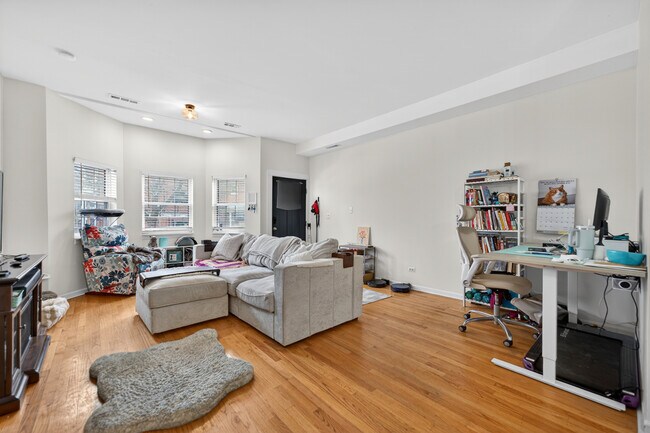 Building Photo - 3115 N Oakley Ave