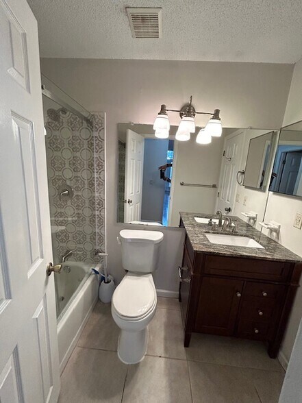 2nd Bathroom 02 - 1112 Sandy Ln Dr
