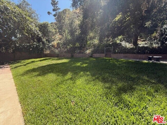 Building Photo - 2515 Canyon Dr