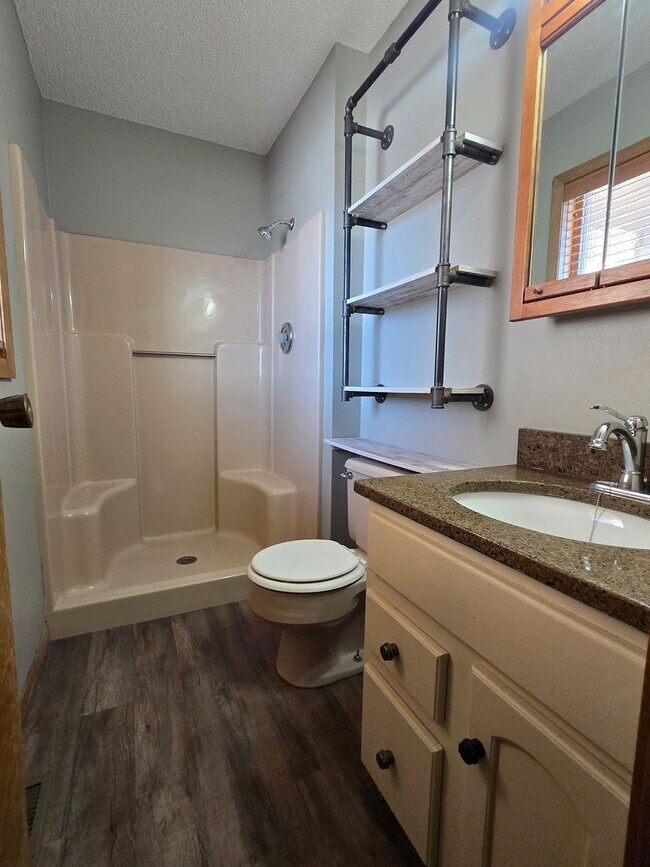 Building Photo - Spacious 3 Bedroom 2 Bath Home