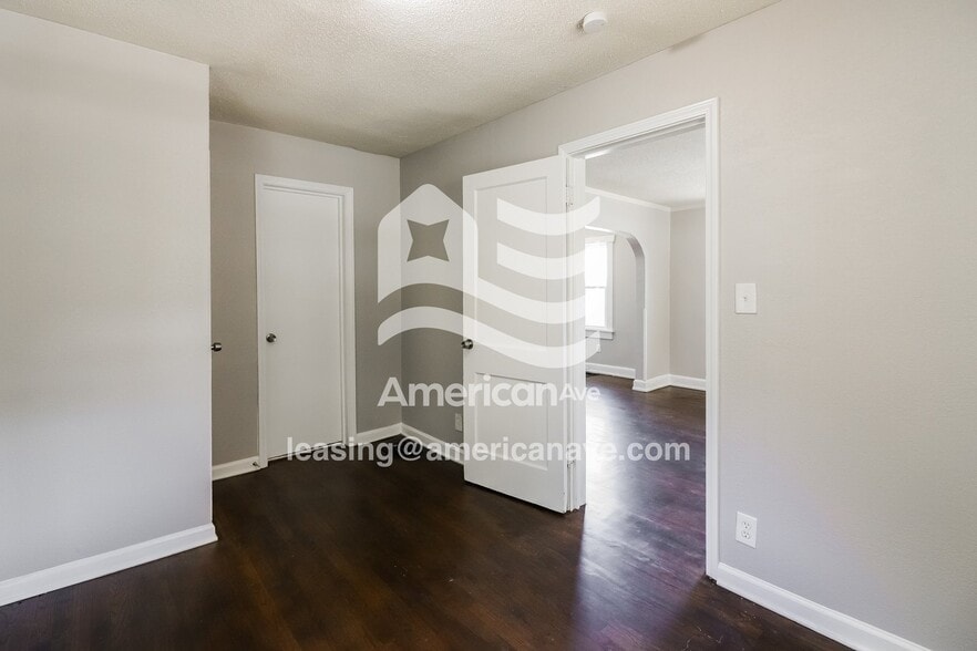 Building Photo - 1022 E 83rd Terrace