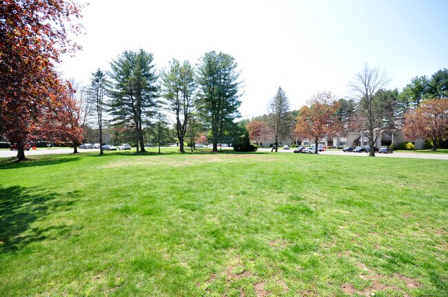 Building Photo - 710 Twin Circle Dr